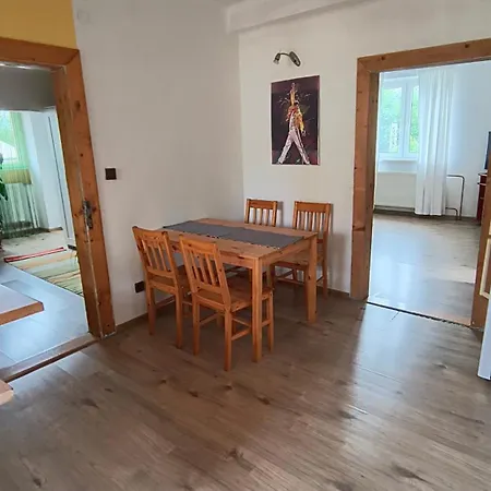 Ve Druhem Patre S Parkovanim Острава